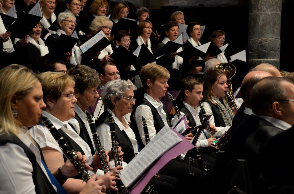 L'harmonie et la chorale lors de la messe de Ste Cécile 2013