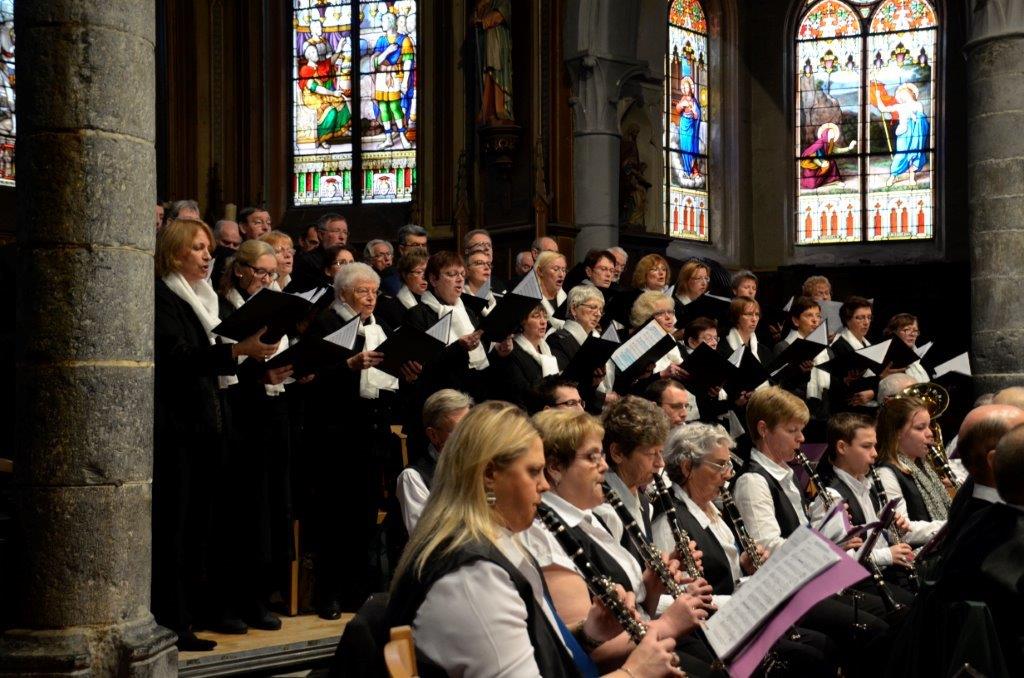 L'harmonie et la chorale lors de la messe de Ste Cécile 2013